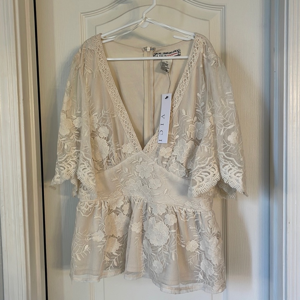 NWT A.caliber sold by VICI peplum lace top- size medium